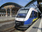 Hier stehen drei Lints (Br648) der NordWestBahn des RE18 von Wilhelmshaven nach Osnabrück Hbf im Oldenburger Hbf im Juli 2017.