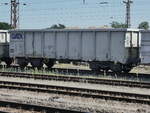 Oranienburg 11.8.22. Auf dem Güterbahnhof war auch an diesem Tag ein Baustoffzug zu entladen, diesmal bestehend aus Eamnos -Wagen. Fast alle waren baugleich, aber dieser hier gemeinsam mit 3-4 anderen waren mit Lüp 12,54m  etwas länger, besassen andere Drehgetelle und hatten je Wagenseite eine Doppeltür.
Wagennummer des abgebildeten Wagens 33TEN 84 NL-GATXD 5840 028-4.