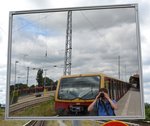 In Oranienburg konnte ich endlich meine erste Berliner S-Bahn einfangen. Als Erinnerung gabs ein Foto im Spiegel vom Fotografen und 481 171-7.

Oranienburg 19.07.2016