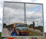 Richtig herum gespiegelt. Am 19.7.16 kommte ich in Oranienburg endlich meine erste Berliner S-Bahn einfangen. Als Erinnerung gabs ein Foto im Spiegel vom Fotografen und 481 171-7.

Oranienburg 19.07.2016