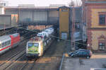 Von einem Fußgängersteg am Osnabrücker Hauptbahnhof entstand dieses Foto von Sunrail 140 002.