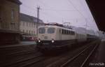 140695 rolltam 19.1.1989 um 14.29 Uhr mit einem niederländischen Panzerzug durch den unteren Bahnhof von Osnabrück in Richtung Westen.