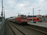 101 107 erreicht mit dem Ersatzzug 2312 aus Bad Kleinen,am 27.Mrz 2011 das Ziel Binz.Auf dem Nachbargleis wartete 429 028 als RE nach Stralsund.