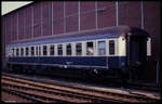 Einst gehörte er als Mitteleinstiegwagen zu den allgegenwärtigen Eilzugwagen der DB. Hier abgestellt im HBF Paderborn am 27.8.1990 ist er bereits umgezeichnet für die Deutsche Reichsbahn. Er trägt jetzt die Bezeichnung DR By 505000-11015-3.