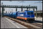 185 409 fährt am 28.02.2018 mit einem Güterzug durch Passau Hbf.