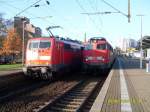 111 136-8 und die defekte 110 469 im Bahnhof Peine(08.12.11.08)