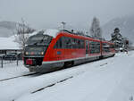 Winterliche Ankunft des Dieseltriebzuges 642 218 am Bahnhof Pfronten-Ried. (November 2023)