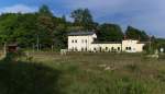 Plauen (Vogtl.) West

Erffnet am 1.11.1874
1875 Bau einer Wartehalle und eines Bahnmeisterhauses.

01.08.1894 Errichtung von Ladegleisen und Anlagen.

1998 wurde der Bahnhof zum Haltepunkt degradiert und smtliche Nebengleise demontiert. Heute fhrt nur noch ein Gleis durch den Hp und das Wartehuschen an der linken Seite ist vom ehemaligen Glanz der Eisenbahn brig geblieben.
Bahnstrecke Plauen oberer Bahnhof - Weischlitz - Bad Brambach - Cheb (Eger) (KBS 544)
26.05.2012