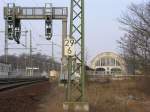 Bahnhof Potsdam Park Sanssouci, frher Wildpark, Signalausleger fr Vorsignalwiederholer, im Hintergrund der wieder aufgebaute Kaiserbahnhof, Nutzung durch die DB als Schulungszentrum fr Manager.