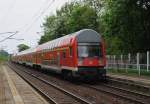 Hier ein RE1 (RE18005)  Baumblüten-Express  von Werder(Havel) nach Berlin Zoologischer Garten, Bei der Ausfahrt am 1.5.2014 aus Potsdam Charlottenhof. Zuglok war 143 812-6.