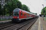 Hier ein RE1 (RE18005)  Baumblüten-Express  von Werder(Havel) nach Berlin Zoologischer Garten, dieser Zug stand am 1.5.2014 in Potsdam Charlottenhof. Schublok war 143 210-3.