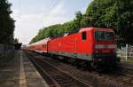 Hier 143 812-6 mit einem RE1 (RE18006)  Baumblüten-Express  von Berlin Zoologischer Garten nach Werder(Havel), bei der Einfahrt am 1.5.2014 in Potsdam Charlottenhof. 