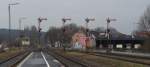 Wir waren zu einem Geburtstag in Pressath eingeladen und nutzen eine kleine Pause während des Kaffeetrinkens zu einem Bummel an den Bahnhof Pressath. Die Bahnstrecke von Weiden nach Bayreuth wurde 1862 und 1863 gebaut. Der Bahnhof Pressath liegt bei Km 20.9 der Strecke 5051 von Weiden nach Neuenmarkt-Wirsberg. In Pressath zweigte die Strecke 5052 nach Kirchenthumbach ab. Heute dient die Strecke nur noch dem Militärverkehr zum Truppenübungsplatz Grafenwöhr. Bahnhof Pressath mit Blick in Richtung Kirchenlaibach am 16.03.2014.
Ausfahrsignale in Pressath in Richtung Kirchenlaibach. Hinter dem Stellwerk 2 geht die Strecke nach Grafenwöhr nach Links ab. 16.03.2014