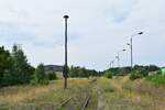 Blick über den verwilderten Bahnsteig und dem Blick in Richtung Wittenberg. 1998 wurden die durchgehenden Züge nach Eilenburg eingestellt und der letzte Ast von Wittenberg nach Bad Schmiedeberg Ende 2014 eingestellt. Zuletzt gab es hier 2017 Sonderzüge. Ende 2019 wurde die Strecke wegen Oberbaumängeln betrieblich gesperrt. Seitdem verwildern einige Teile der Strecke zusehens. 

Pretzsch 13.08.2021