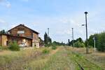 Blick auf das Empfangsgebäude in Pretzsch sowie die verwilderten Bahnsteige und Gleise. 1998 wurden die durchgehenden Züge nach Eilenburg eingestellt und der letzte Ast von Wittenberg nach Bad Schmiedeberg Ende 2014 eingestellt. Zuletzt gab es hier 2017 Sonderzüge. Ende 2019 wurde die Strecke wegen Oberbaumängeln betrieblich gesperrt. Seitdem verwildern einige Teile der Strecke zusehens. 

Pretzsch 13.08.2021