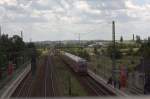 Blick von der Fugngerbrcke in Richtung Sdosten, ber das Planum des
Bahnhofes Priestewitz , 12:00 Uhr, 23.06.2012  der IRE nach Dresden fhrt gerade aus.
