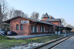 Der Bahnhof Putbus mit angebautem Güterschuppen wurde am 15. August 1889 eröffnet. (April 2019)