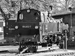 Die 1938 bei Henschel gebaute Schmalspur-Dampflokomotive 99 4802-7 wurde seiner Radsätze beraubt und stand Anfang April 2019 am Bahnhof Putbus auf einem Rollwagen.
