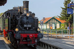 Historischer Zug mit den Lok’s 91 134 und 112 703 beim Bahnhofsfest in Putbus zwischen Bergen auf Rügen und Lauterbach Mole im Einsatz. Hier fährt der Zug gerade an den Bahnsteig in Putbus - 21.05.2016 
