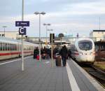 Die Reisenden strmten am 18.12.2013 den ICE 33 von Puttgarden nach Koebenhavn im Bahnhof Puttgarden links stand der Ersatzzug von Hamburg Hbf