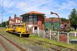 Blick auf den Lokschuppen und das mechanische Stellwerk mit Schwerem Rottenkraftwagen Klv 2 der Museumseisenbahn Küstenbahn Ostfriesland e.V. im Bahnhof Norden. Die Weichen und Signale auf der Emslandstrecke (KBS 395) werden von einem etwas nördlicher gelegenen Stellwerk gelegt bzw. gestellt. [26.7.2017 - 13:53 Uhr]