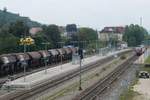 Überraschungen am 03.09.2018 im Bahnhof Biberach (Riß). Anstatt von Triebwagen der Baureihen 628 oder 650 auf Gleis 2 bzw. 3 steht auf Gleis 1 ein Triebwagen der Baureihe 644 als RB 22648 nach Ulm zur Abfahrt bereit. Zeitgleich landet auf der gegenüberliegende Seite des Bahnhofs ein Rettungshubschrauber.