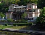 Hauptbahnromantik (XXI, untere Lahntalbahn). Die repräsentative Straßenseite des Bahnhofs Balduinstein vom gegenüberliegenden Lahnufer. Unten gleich im Anschluss der „Schiffsbahnsteig“.(25. April 2009) 