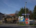 Fahrkartenautomat, Abfahrtstafel,berdachter Fahrradstnder prsentieren sich nach dem Lichten des Novembenebels in der Sptherbssonne in Launitz.14.11.2013  11:42 Uhr