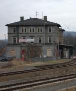 Das nicht mehr genutzte EG des Krezungsbahnhofes Wilthen (Oberlausitz)  Das Transparent weist auf provisionsfreie Vermietung.