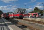 Bei planmigem Betriebsablauf so nicht zu sehen - drei Personenzge gleichzeitig im Bahnhof von Biberach (Ri). Am 22.08.2014 trafen sich der 611er als IRE 'Sprinter' von Ulm nach Basel badischer Bahnhof, die 218er als Schublok des IRE von Lindau nach Stuttgart und der 628er als RB von Ulm nach Biberach (Ri) Sd.