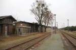 22.11.14 Bf. Milmersdorf, Bahnsteig, Ex-Toilette, WSE (Wetterschutzeinrichtung - kein Witz, so heißt das heute)+ EG mit Stw, Strecke Eberswalde - Joachimsthal - Templin
(steht z.Zt. / 3.1.16 / zum Verkauf: http://www.bahnliegenschaften.de/Immobilien/ImmoDetail.aspx?GID=CA144B4179B04913922E20315CE2602C)