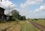 Sonderlich einladend kommt er nicht daher, der Haltepunkt Hmerten auf der alten  Lehrter Bahn  Berlin–Hannover. Seit Inbetriebnahme der am rechten Bildrand an den Betonoberleitungsmasten erkennbaren Schnellfahrstrecke fahren hier nur noch wenige Nahverkehrs- und diesellokbespannte Gterzge.