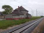 Für ein Apel und ein Ei steht das ehemalige Bahnhofsgebäude von Klein Bünzow(Strecke Stralsund-Berlin),am 23.Mai 2015,zum Verkauf.