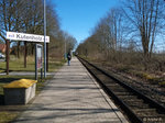 Der Bahnhof Kutenholz liegt an der größtenteils EVB-eigenen Bahnstrecke von Buxtehude über Bremervörde nach Bremerhaven. Dass man sich nicht an einem DB-Bahnhof befindet, erkennt man in erster Linie an der Stationsbeschilderung. Zu sehen ist die einfahrende Regionalbahn 33 der EVB mit dem Fahrtziel Cuxhaven (über Bremerhaven). In der entgegengesetzten Blickrichtung befinden sich ein Unterstand mit Fahrkartenautomat sowie weitere analoge Informationstafeln. Da es sich um die erste Station im HVV in Fahrtrichtung Buxtehude handelt, werden auch HVV-Fahrkarten verkauft. Links gliedert sich ein Parkplatz sowie die Bushaltestelle Kutenholz Bahnhof an. Aufgenommen im April 2016.