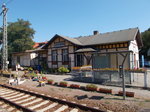 Das Bahnhofsgebäude von Ferch Lienewitz(Strecke Seddin-Potsdam)am 27.August 2016.An der Vielzahl von Blumen ist zu merken das Blumenliebhaber hier auf dem Fdl Posten arbeiten.