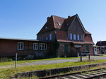 Gleisseite EG Bahnhof Amelinghausen-Sottorf ex KBS 104 h /109 b / 162 ( Gebirgsbahn  Lüneburg - Soltau); gelegentlich verkehrt hier noch der  Heide-Express  der AVL bis Bispingen; 31.08.2016
