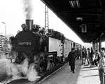 23.10.1982 Schmalspurbahn Radebeul Ost - Radeburg. Auf dem Bahnhof Radebeul Ost. Wenn der Papa sein Foto im Kasten hat, wird er mit seinen Kindern auf die Reise gehen.