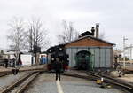 99 713 rangiert vor dem Lokschuppen in Radebeul Ost.