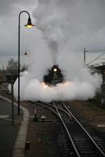 Mit weit geöffneten Zylinderhähnen, um der Fotografin eine Freude zu machen, läßt der Meesta  hier 99 1789-9 in Radebeul Ost anfahren, leider  dabei das Motiv verdeckend.13.12.2014