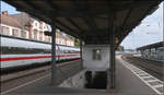 Bahnsteig im Bogen -

...und hinterlegt durch einen langen ICE-Zug. 

Bahnhof Rastatt, 03.09.2017 (M)

