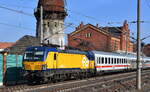 Der IC von Berlin nach Amsterdam mit NS - Nederlandse Spoorwegen N.V., Utrecht [NL] und der angemieteten ELL Vectron  193 263  [NVR-Nummer: 91 80 6193 263-1 D-ELOC] am 29.02.24 Vorbeifahrt Bahnhof Rathenow.