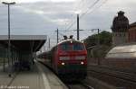 218 413-3 mit dem IC 18648  Stammstrecken-Shuttle  von Hannover Hbf nach Berlin Ostbahnhof, bei der rasanten Durchfahrt in Rathenow. Hinten schiebte die 218 465-3 nach. 15.09.2013