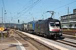 Am 26.08.2015 fuhr MRCE/TXL ES 64 U2-010 (182 510-8)  TX Logistik AG  mit einem  LKW Walter -KLV durch Regensburg Hbf in Richtung Süden.