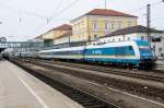 Zugtrennung in Regensburg: Da die Zugkraft und die Energieversorgung der 223 des ALEX nicht ausreicht, den von Mnchen kommenden Zug weiterzutransportieren, zieht der bis Regensburg fhrende