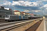 Ausfahrt am 24.06.2014 von Railpool/Ruhrtalbahn Cargo 185 671-5 zusammen mit Railpool/PCT 185 677-2 mit einem schweren Autotransportzug in Regensburg Hbf.