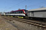 So und hier etwas besser zusehen, die Ladung der 103 222 von Railadventur.
Wagen 2401M der Metro Riad auf Hilfsdrehgestellen. Der Triebwagen von Siemens ist mit den Schutzwagen über Stangenkupplungen verbunden. Wäre interssant zu wissen ob der nun nach München geht oder so überführt wird. Rheydt Hbf den 4.3.2018