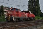 Nach einer Rangierfahrt aus dem ehemaligen Güterbahnhof Rheydt, machen sich hier die beiden Rangierloks 261 101-0 und 294 892-5 vom Rheydter Hbf nun in den Odenkirchenerast auf gen Köln. Montag den 28.5.2018