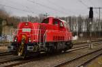 Nach dem die 265 027-3 eine Übergabe aus Niederaußem auf Gleis 1 abgestellt hatte, brachte der Rangierlokführer die Maschine vorm Signal zum Stehen und stellte den Motor ab. Dann ging er in seine Rangiererbude und wartete auf die Streckenlok, die seinen Rohbraunkohlenzug übernehmen sollte. Rommerskirchen am Sonntag den 20.3.2016 