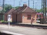 Bahnsteig 2 Ostseite des Rosenheimer Bahnhofs. Das Huschen im Vordergrund beherbergt die Zugabfertigung. Das hintere war fr den Rg Aufsichtsmeister. Wurde ca. Anfang der 90er Jahre als Weichenschmierlager zweckentfremdet. Aufgenommen am 25.05.07.