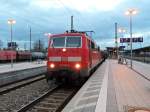 RE 79077 von München Hbf nach Kufstein, am 11.11.13 steht 111-019 mit einer Bn-Garnitur Abfahrbereit in Rosenheim